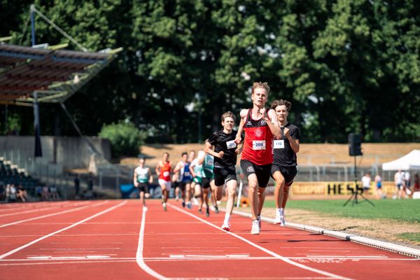 Mika Pikutzki (LG Osnabrueck) ueber 800m vor Elias Geffert (Hannover 96) und Peter Rothaupt (TV Lilienthal)  auf der Zielgeraden am 03.07.2022 waehrend den NLV+BLV Leichtathletik-Landesmeisterschaften im Jahnstadion in Goettingen (Tag 1)